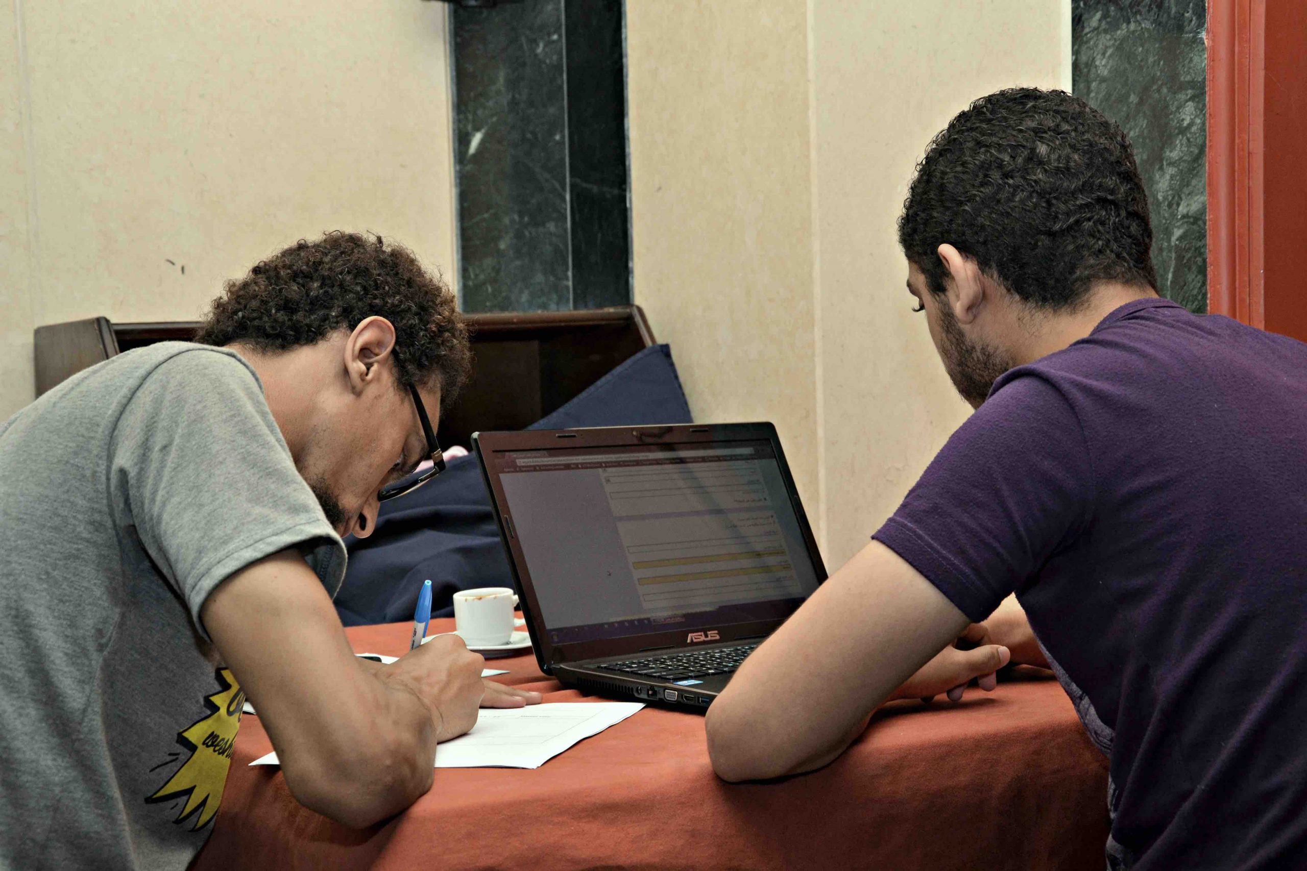 صورة أثناء اجراء الاختبار الفعلي مع مستخدم لمنصة دوبيزل وملأ الاستبيان