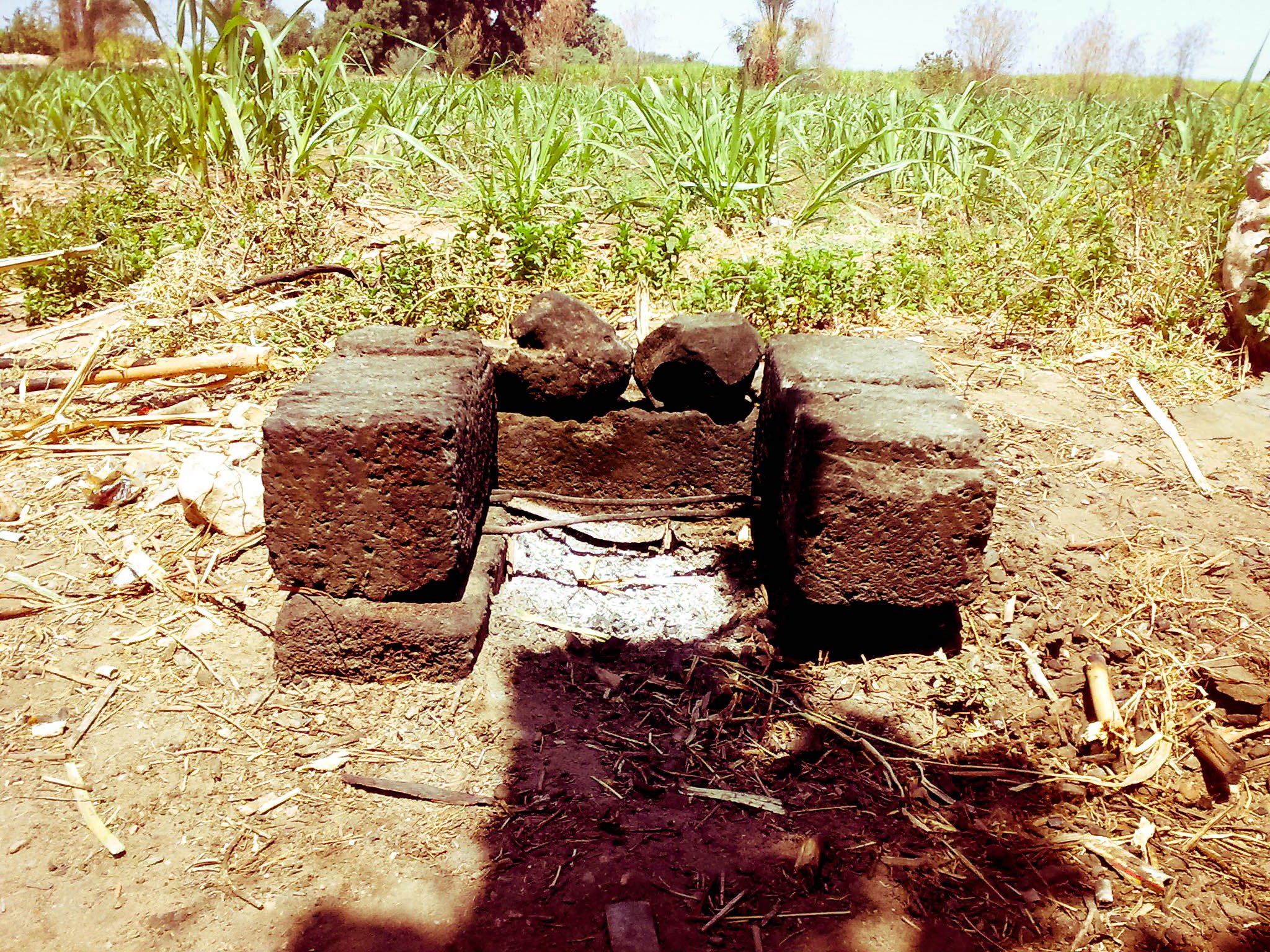 كانون، هذه الأحجار نسميها بهذا الاسم، دورها اعداد فرن أو سخان بدائي جدًا لاعداد الشاي أو تسخين وطهي أي طعام