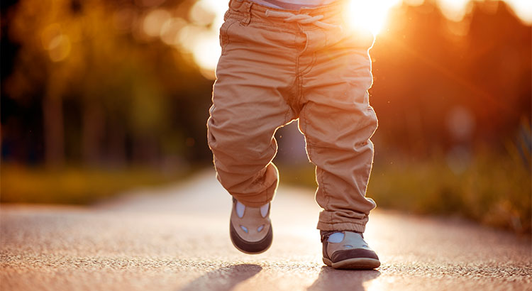 يحتاج الإنسان الوقوع 10,000 مرّة لتحقيق أول خطوة له في الحياة